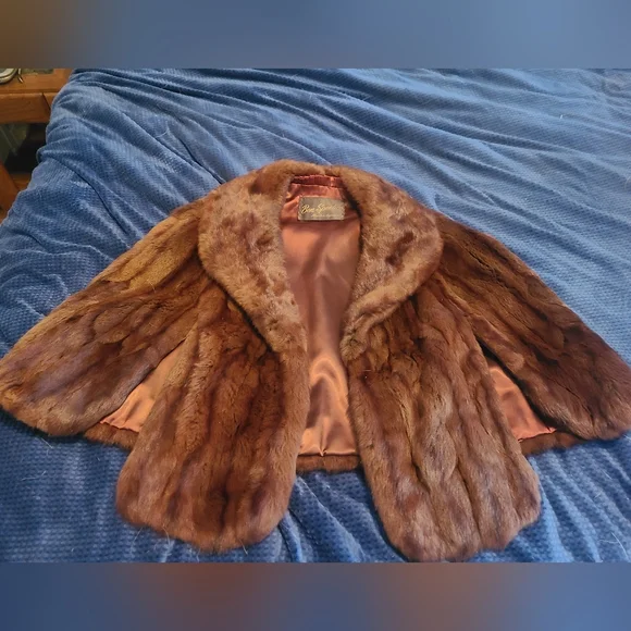 Vintage Squirrel shawl - Picture 1 of 4